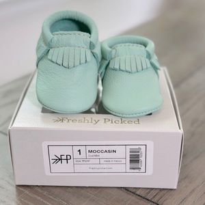 NIB Sz 1, Freshly Picked Fringed Soft Soles, Cool Mint, Includes Dustcover